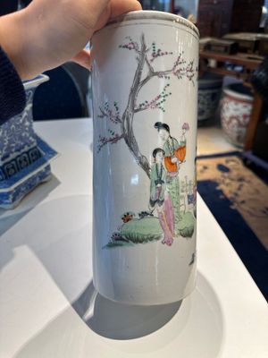 Twee Chinese qianjiang cai hoedensteunen, een blauw-witte jardiniere op onderschotel, een famille rose vaas en een dekselvaas, 19/20e eeuw — foto 16