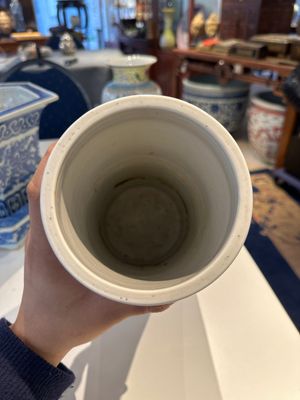 Twee Chinese qianjiang cai hoedensteunen, een blauw-witte jardiniere op onderschotel, een famille rose vaas en een dekselvaas, 19/20e eeuw — foto 18