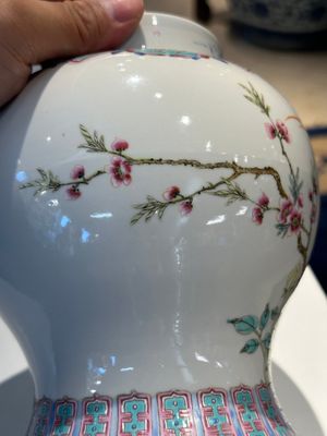 Twee Chinese qianjiang cai hoedensteunen, een blauw-witte jardiniere op onderschotel, een famille rose vaas en een dekselvaas, 19/20e eeuw — foto 25