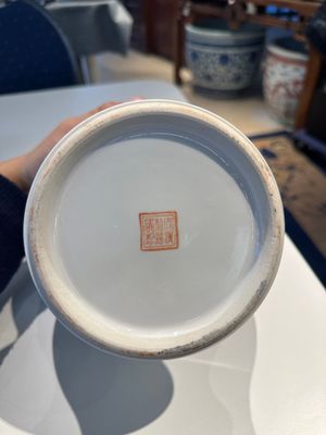 Twee Chinese qianjiang cai hoedensteunen, een blauw-witte jardiniere op onderschotel, een famille rose vaas en een dekselvaas, 19/20e eeuw — foto 30