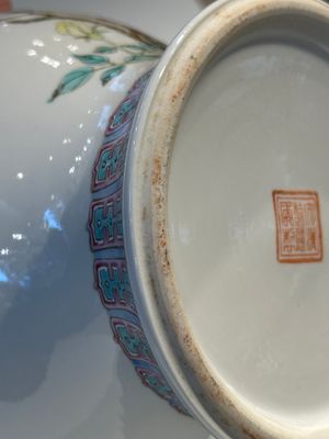 Twee Chinese qianjiang cai hoedensteunen, een blauw-witte jardiniere op onderschotel, een famille rose vaas en een dekselvaas, 19/20e eeuw — foto 31