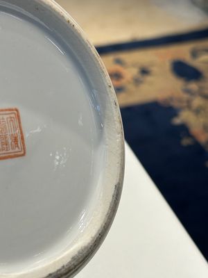 Twee Chinese qianjiang cai hoedensteunen, een blauw-witte jardiniere op onderschotel, een famille rose vaas en een dekselvaas, 19/20e eeuw — foto 32