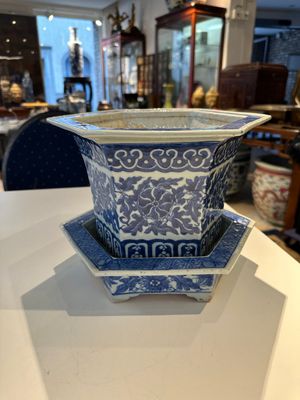 Twee Chinese qianjiang cai hoedensteunen, een blauw-witte jardiniere op onderschotel, een famille rose vaas en een dekselvaas, 19/20e eeuw — foto 36