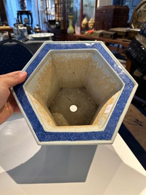 Twee Chinese qianjiang cai hoedensteunen, een blauw-witte jardiniere op onderschotel, een famille rose vaas en een dekselvaas, 19/20e eeuw — foto 37
