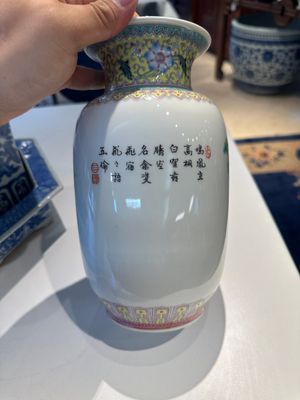 Twee Chinese qianjiang cai hoedensteunen, een blauw-witte jardiniere op onderschotel, een famille rose vaas en een dekselvaas, 19/20e eeuw — foto 4