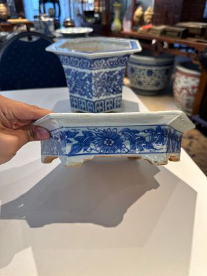 Twee Chinese qianjiang cai hoedensteunen, een blauw-witte jardiniere op onderschotel, een famille rose vaas en een dekselvaas, 19/20e eeuw — foto 49