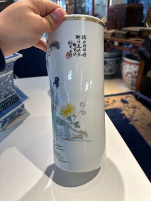 Twee Chinese qianjiang cai hoedensteunen, een blauw-witte jardiniere op onderschotel, een famille rose vaas en een dekselvaas, 19/20e eeuw — foto 10