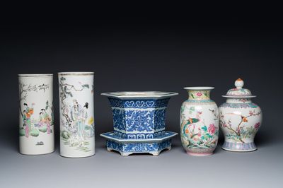 Twee Chinese qianjiang cai hoedensteunen, een blauw-witte jardiniere op onderschotel, een famille rose vaas en een dekselvaas, 19/20e eeuw