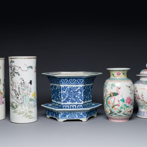 Twee Chinese qianjiang cai hoedensteunen, een blauw-witte jardiniere op onderschotel, een famille rose vaas en een dekselvaas, 19/20e eeuw — foto 1