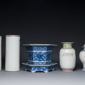 Twee Chinese qianjiang cai hoedensteunen, een blauw-witte jardiniere op onderschotel, een famille rose vaas en een dekselvaas, 19/20e eeuw — foto 3