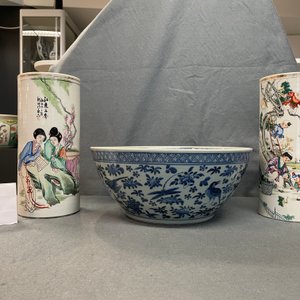 Twee Chinese qianjiang cai hoedensteunen en een blauw-witte kom, 19/20e eeuw — foto 14