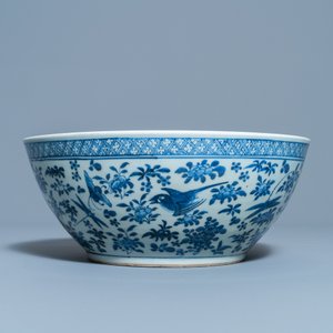 Twee Chinese qianjiang cai hoedensteunen en een blauw-witte kom, 19/20e eeuw — foto 2