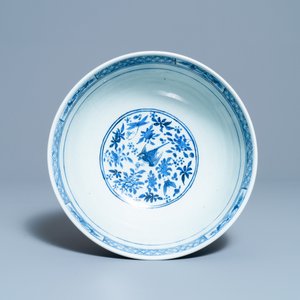 Twee Chinese qianjiang cai hoedensteunen en een blauw-witte kom, 19/20e eeuw — foto 6