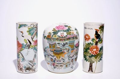 Twee Chinese qianjiang cai hoedensteunen en een dekselpot, 19/20e eeuw