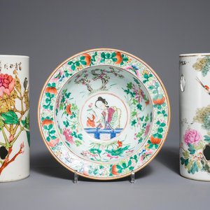 Twee Chinese qianjiang cai hoedensteunen en een famille rose kom, 19/20e eeuw — foto 1