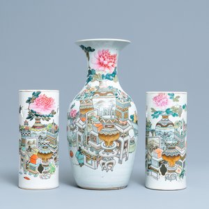 Twee Chinese qianjiang cai hoedensteunen en een vaas met antiquiteiten, 19/20e eeuw — foto 1