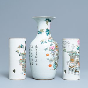 Twee Chinese qianjiang cai hoedensteunen en een vaas met antiquiteiten, 19/20e eeuw — foto 2