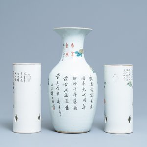 Twee Chinese qianjiang cai hoedensteunen en een vaas met antiquiteiten, 19/20e eeuw — foto 3