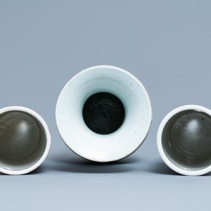 Twee Chinese qianjiang cai hoedensteunen en een vaas met antiquiteiten, 19/20e eeuw — foto 5