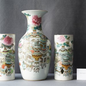 Twee Chinese qianjiang cai hoedensteunen en een vaas met antiquiteiten, 19/20e eeuw — foto 7