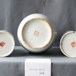 Twee Chinese qianjiang cai hoedensteunen en een vaas met antiquiteiten, 19/20e eeuw — foto 10