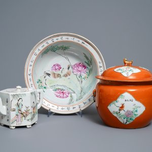 Twee Chinese qianjiang cai kommen en een theepot, 19/20e eeuw — foto 1