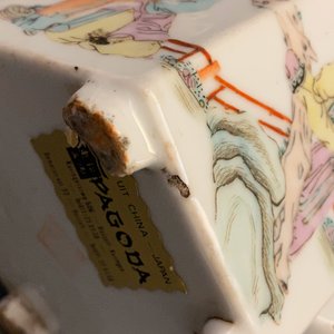 Twee Chinese qianjiang cai kommen en een theepot, 19/20e eeuw — foto 24