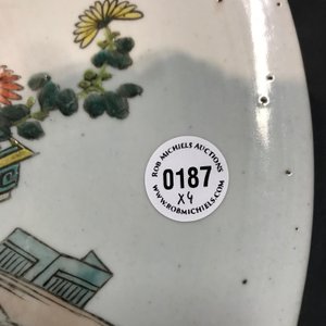 Twee Chinese qianjiang cai schotels, een hoedensteun en een vierkante vaas, 19/20e eeuw — foto 10
