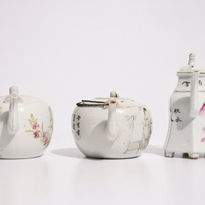 Twee Chinese qianjiang cai theepotten en een wijnkannetje, 19/20e eeuw — foto 3