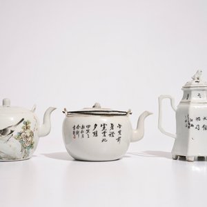 Twee Chinese qianjiang cai theepotten en een wijnkannetje, 19/20e eeuw — foto 5