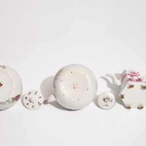 Twee Chinese qianjiang cai theepotten en een wijnkannetje, 19/20e eeuw — foto 7
