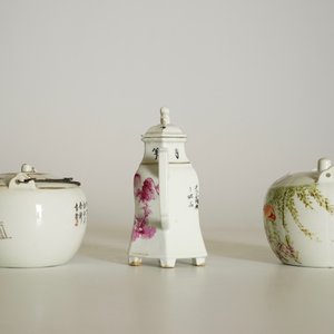 Twee Chinese qianjiang cai theepotten en een wijnkannetje, 19/20e eeuw — foto 9