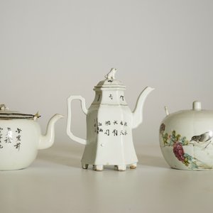 Twee Chinese qianjiang cai theepotten en een wijnkannetje, 19/20e eeuw — foto 10