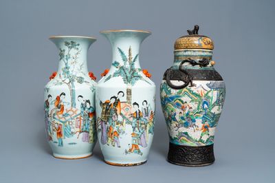 Twee Chinese qianjiang cai vazen en een famille verte vaas, 19/20e eeuw