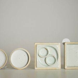 Twee Chinese qianjiang cai zegelwasdoosjes met deksels, 19/20e eeuw — foto 7