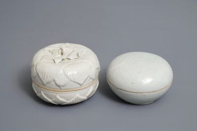 Twee Chinese qingbai en blanc de Chine dekseldoosjes, Song of later
