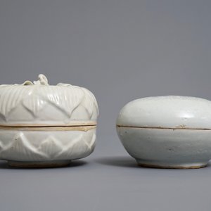 Twee Chinese qingbai en blanc de Chine dekseldoosjes, Song of later — foto 5