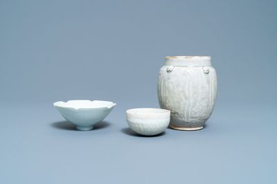 Twee Chinese qingbai kommen en een urne, Song