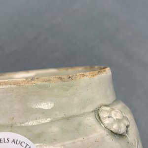 Twee Chinese qingbai kommen en een urne, Song — foto 12