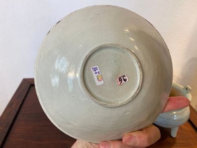Twee Chinese qingbai kommen en een wierookbrander, Song/Ming — foto 4