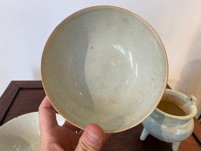 Twee Chinese qingbai kommen en een wierookbrander, Song/Ming — foto 5