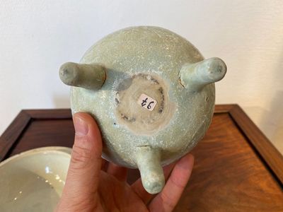 Twee Chinese qingbai kommen en een wierookbrander, Song/Ming — foto 7