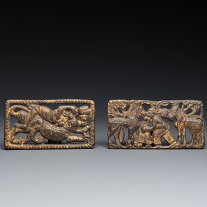 Twee Chinese riemgespversieringen in verguld brons, Xiongnu cultuur, Qin — foto 1