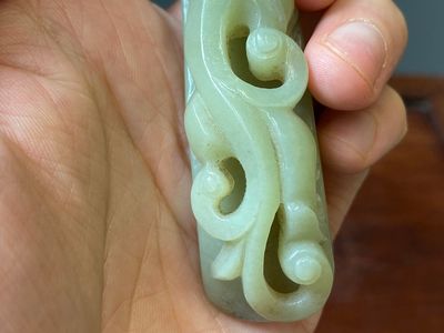 Twee Chinese riemhaken in witte en celadon jade, Qing — foto 12