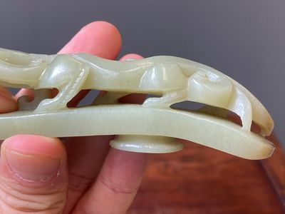 Twee Chinese riemhaken in witte en celadon jade, Qing — foto 13