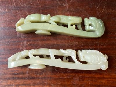 Twee Chinese riemhaken in witte en celadon jade, Qing — foto 3