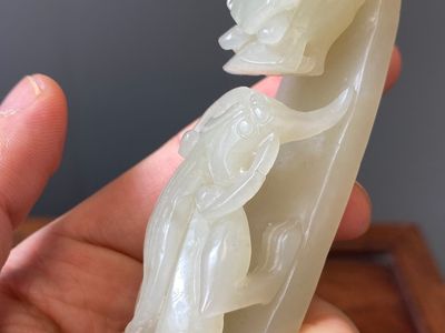 Twee Chinese riemhaken in witte en celadon jade, Qing — foto 7