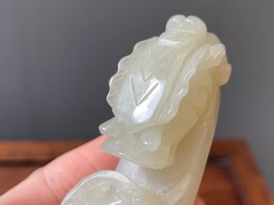 Twee Chinese riemhaken in witte en celadon jade, Qing — foto 8