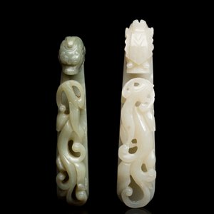 Twee Chinese riemhaken in witte en celadon jade, Qing — foto 2