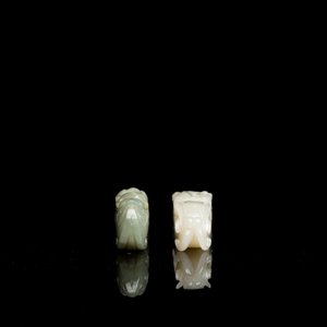 Twee Chinese riemhaken in witte en celadon jade, Qing — foto 5